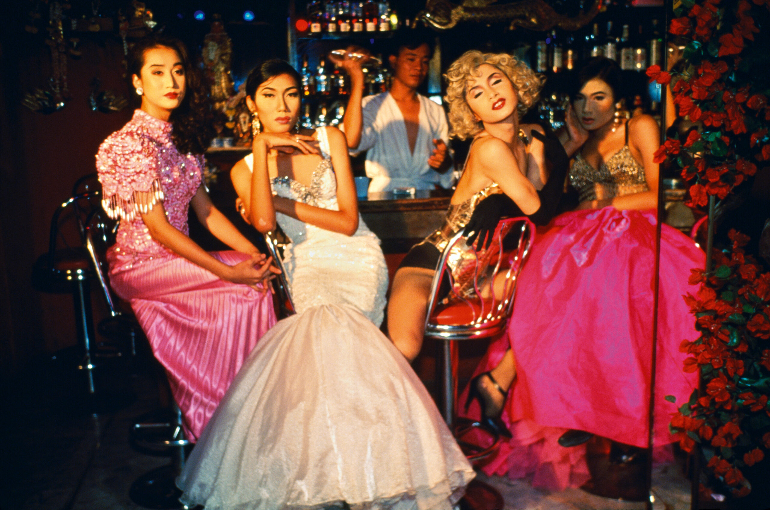 Nan Goldin, Fashion show at Second Tip, Toon, C, So and Yogo, Bangkok (Modenschau im Second Tip, Toon, C, So and Yogo, Bangkok), 1992, Photographie, aus der Serie “The Other Side” © Nan Goldin. Courtesy the artist